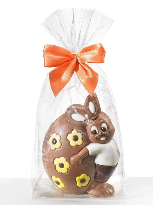 CandyBär | Ein Laden, so bunt wie das Leben Schokolade-Kreationen Weibler Schokoladen Osterhase Hase umarmt Ei 100g